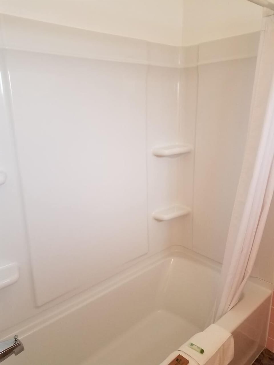 Deep soaking bathtub
