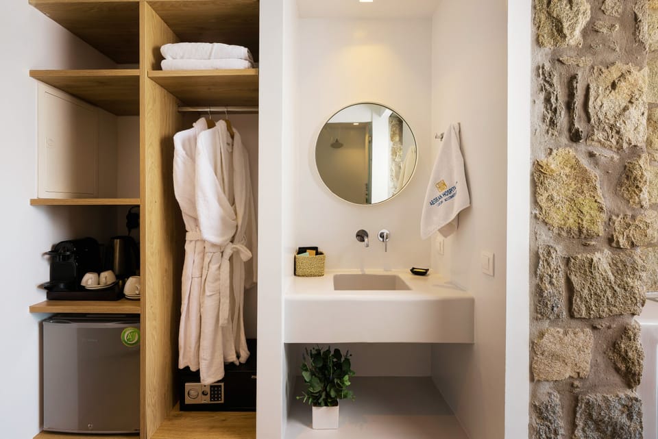 Queen-Size Double Bed Luxury Suite with Private Pool | Bathroom | Shower, free toiletries, hair dryer, slippers