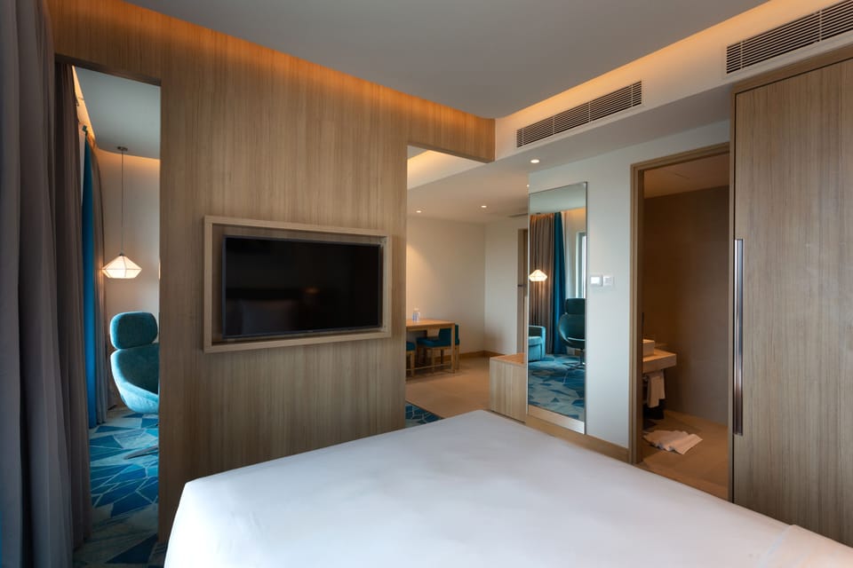 Junior Suite, 1 Queen Bed | Memory foam beds, minibar, in-room safe, desk