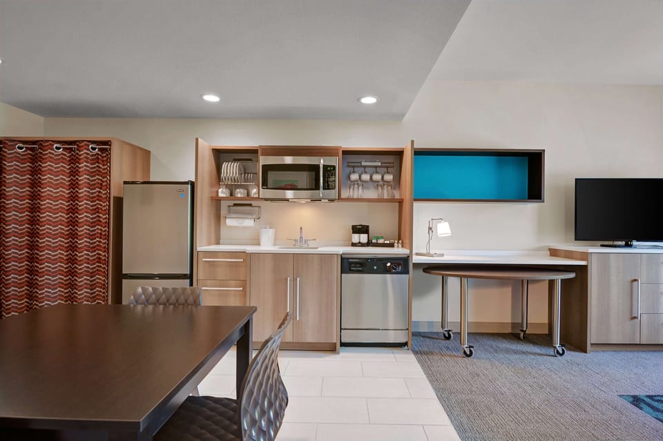 Standard Studio Suite, 1 Bedroom, Non Smoking | Private kitchen | Full-size fridge, microwave, dishwasher, coffee/tea maker