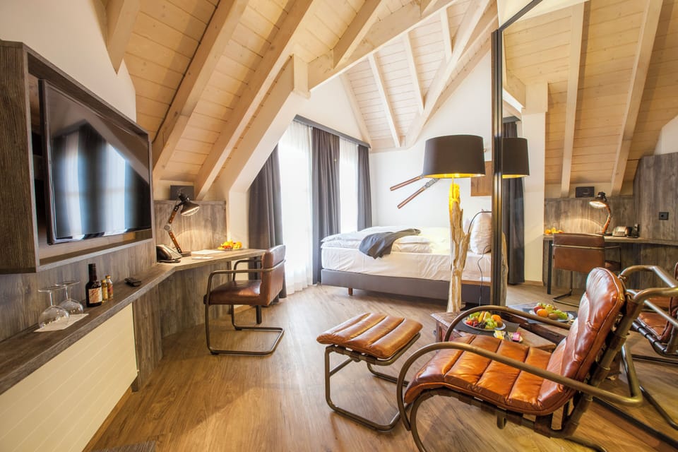 Junior Room, 1 Bedroom | Premium bedding, down comforters, pillowtop beds, minibar