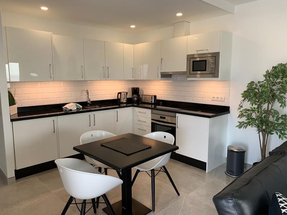 Kitchen, Oven hob, microwave, Kettle, washer, Toaster, Fridge Freezer