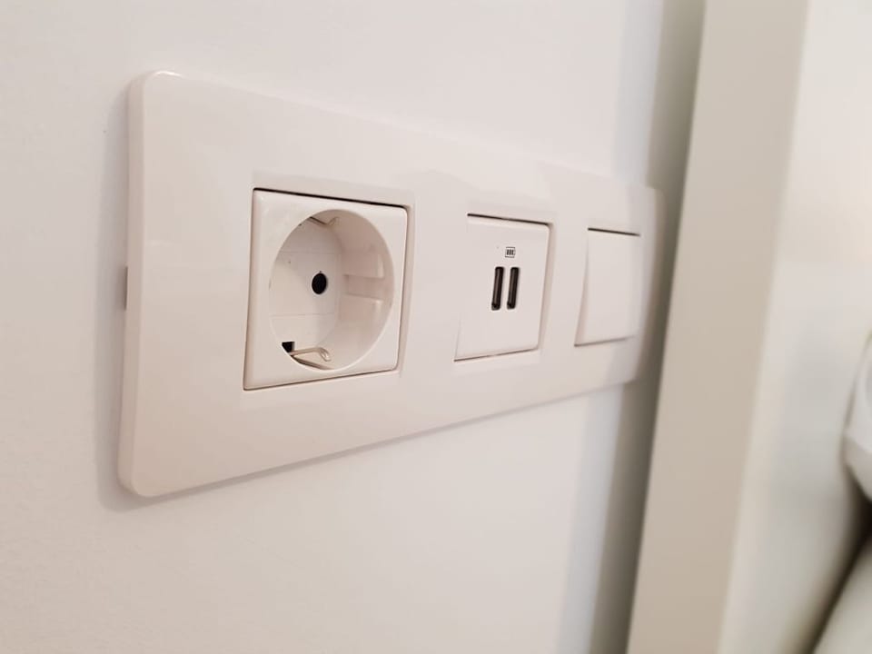 220v Spanish and USB Charging.