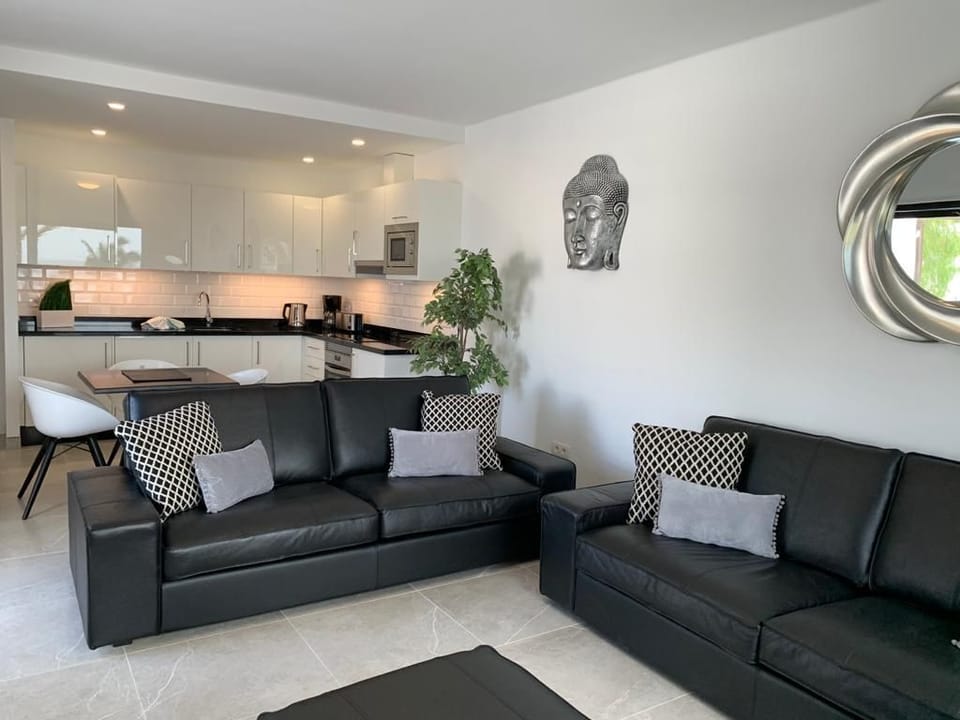 Lounge, Contemporary furniture, Flat screen TV, IPTV, WIFI, 180 Degree Sea Views