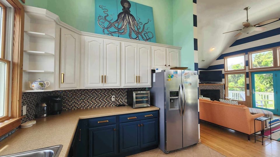 Kitchen (alternate view)