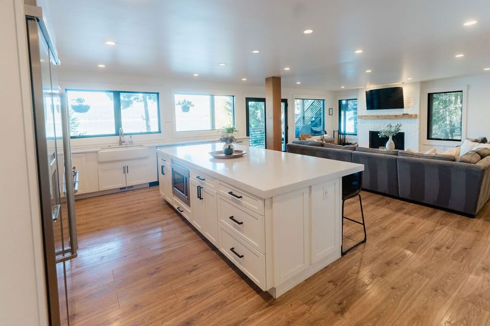 Kitchen/family room/LAKE VIEWS!