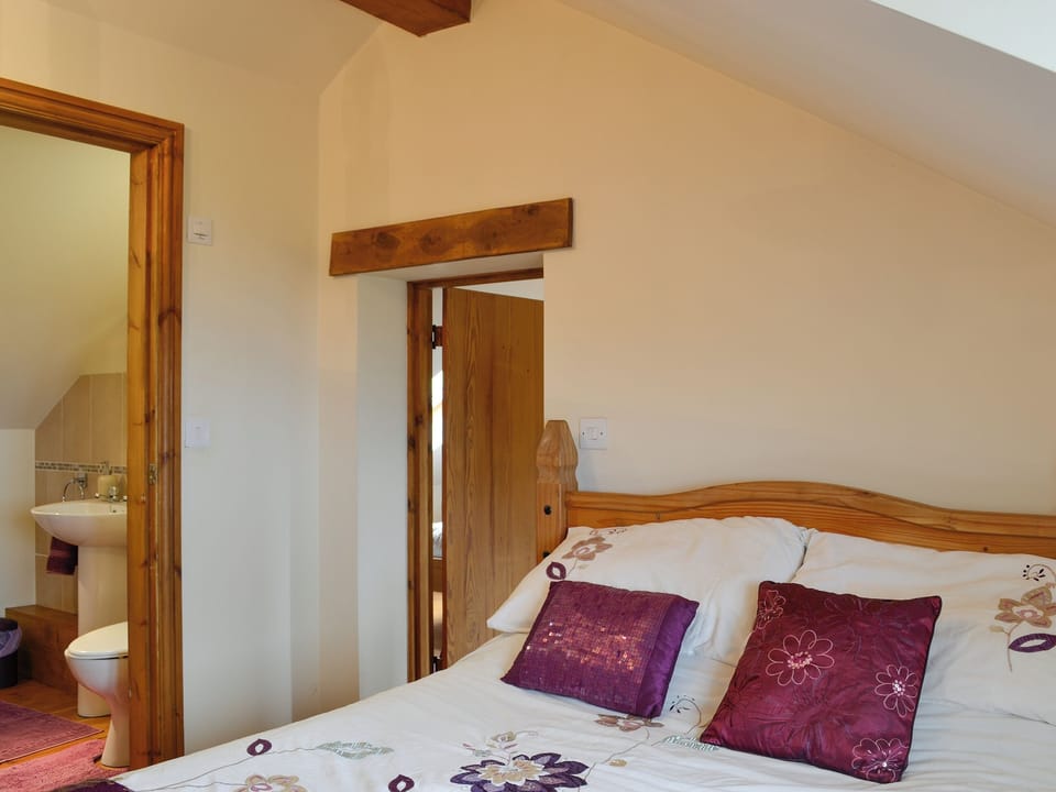 Double bedroom with en-suite | Beudy Bach, Cilgwyn, near Caernarfon
