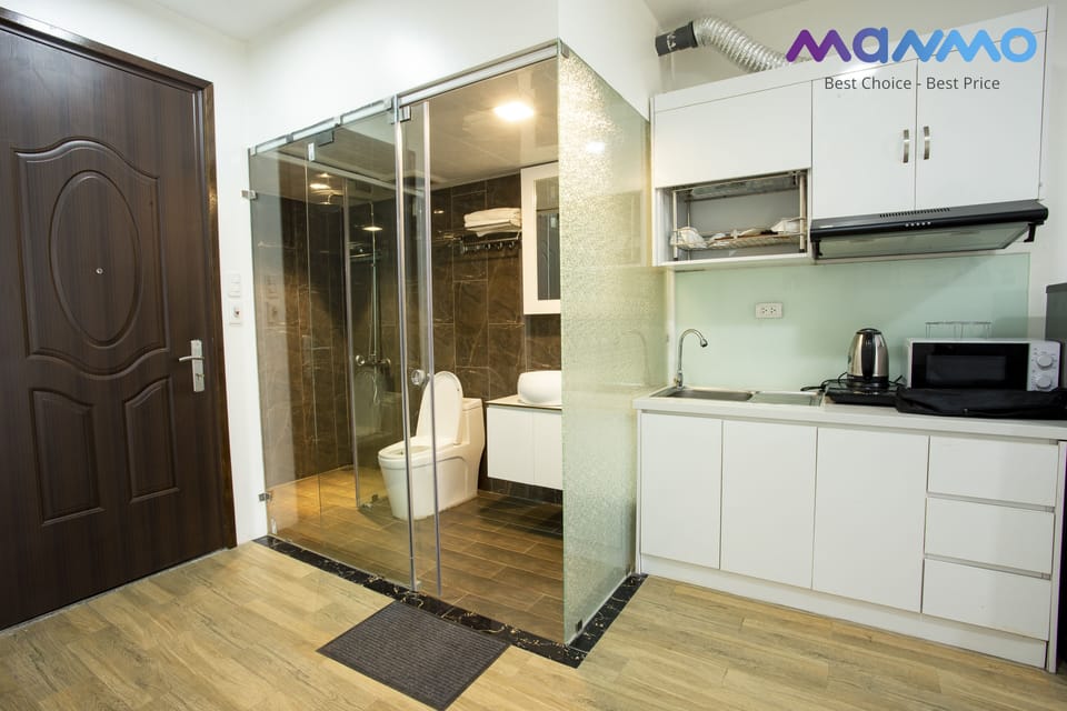 City Studio | Bathroom | Shower, hydromassage showerhead, free toiletries, hair dryer