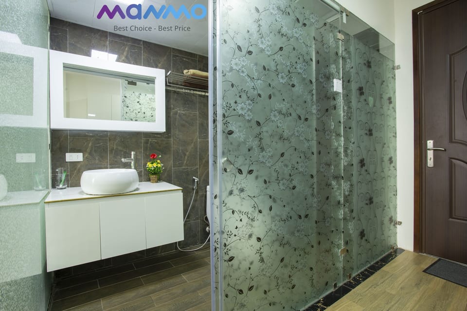 City Studio | Bathroom | Shower, hydromassage showerhead, free toiletries, hair dryer