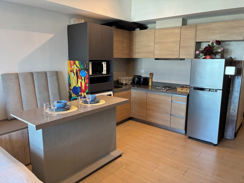 Deluxe Studio Suite | Free WiFi, bed sheets