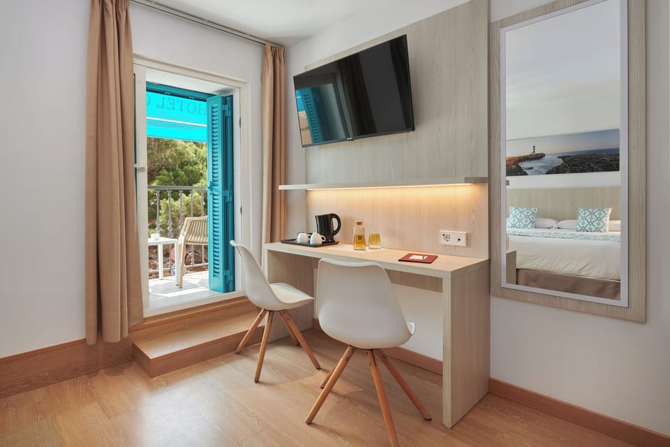Double Room, Terrace | Down comforters, in-room safe, desk, WiFi (free)