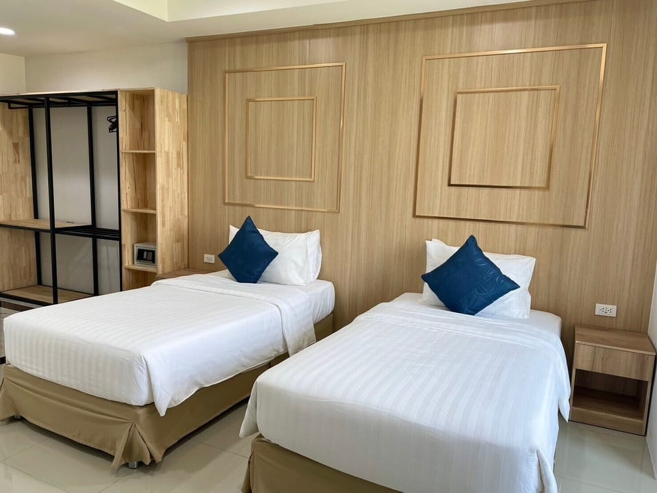 Deluxe Twin Room | In-room safe, desk, free WiFi, bed sheets
