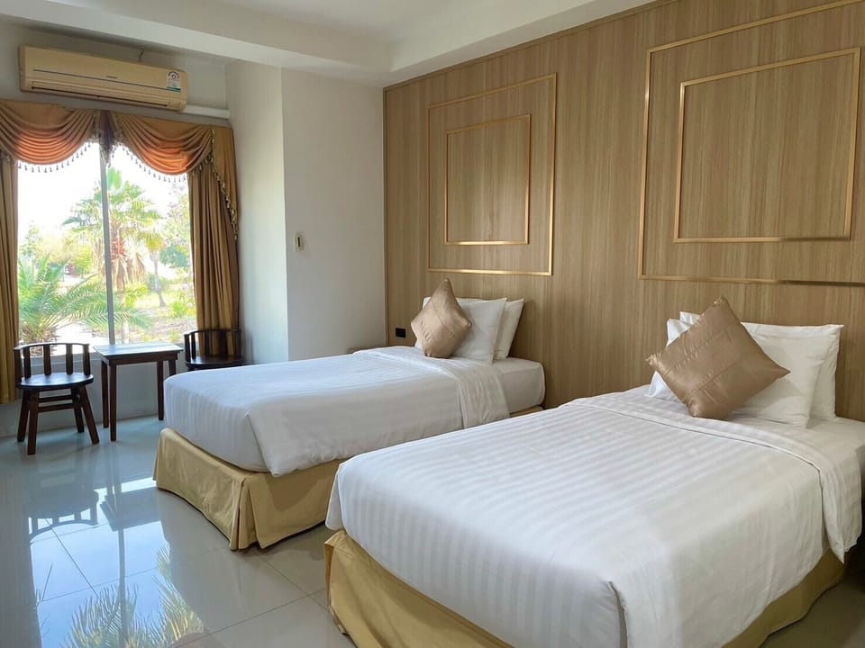 Superior Twin Room | In-room safe, desk, free WiFi, bed sheets