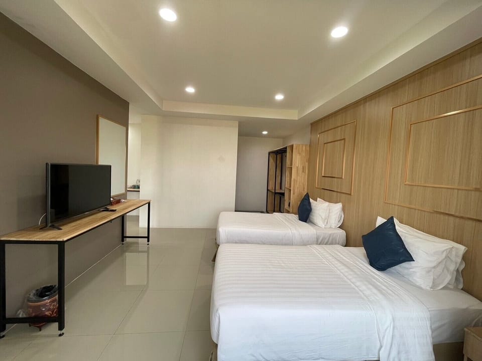 Deluxe Twin Room | In-room safe, desk, free WiFi, bed sheets