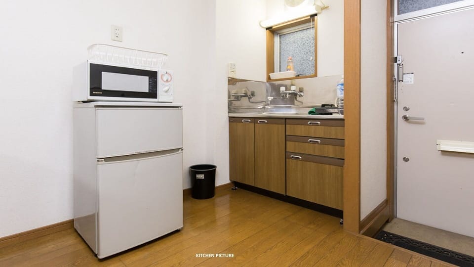 Studio Apartment | Private kitchenette | Fridge, microwave, stovetop, cookware/dishes/utensils
