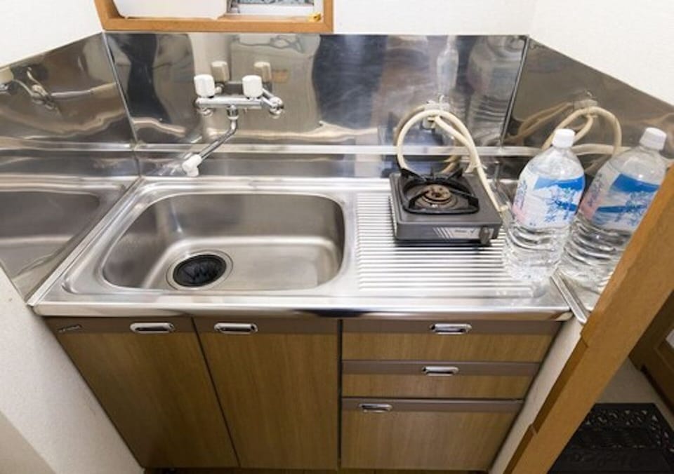 Studio Apartment | Private kitchen | Fridge, microwave, stovetop, cookware/dishes/utensils