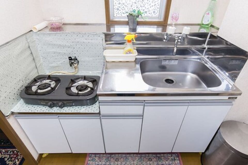 Studio Apartment | Private kitchen | Fridge, microwave, stovetop, cookware/dishes/utensils