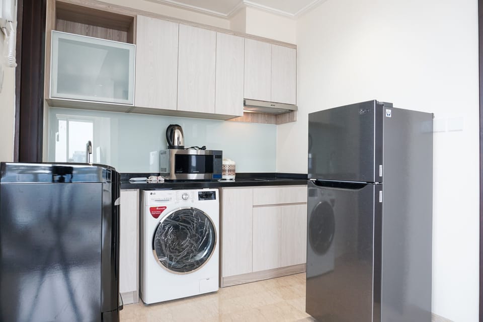 Room | Private kitchen | Fridge, stovetop, cookware/dishes/utensils, dining tables