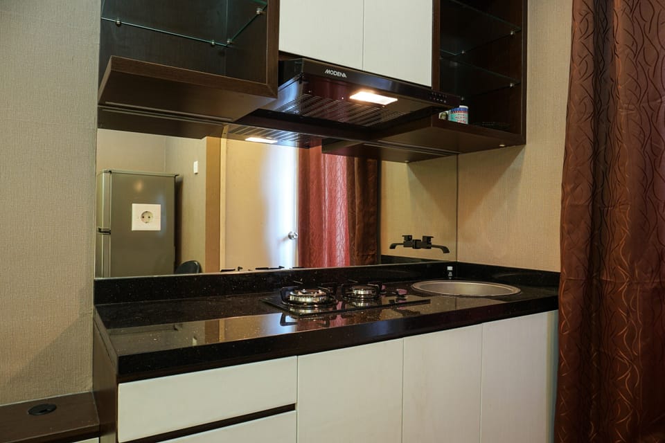 Room | Private kitchenette | Fridge, stovetop, cookware/dishes/utensils
