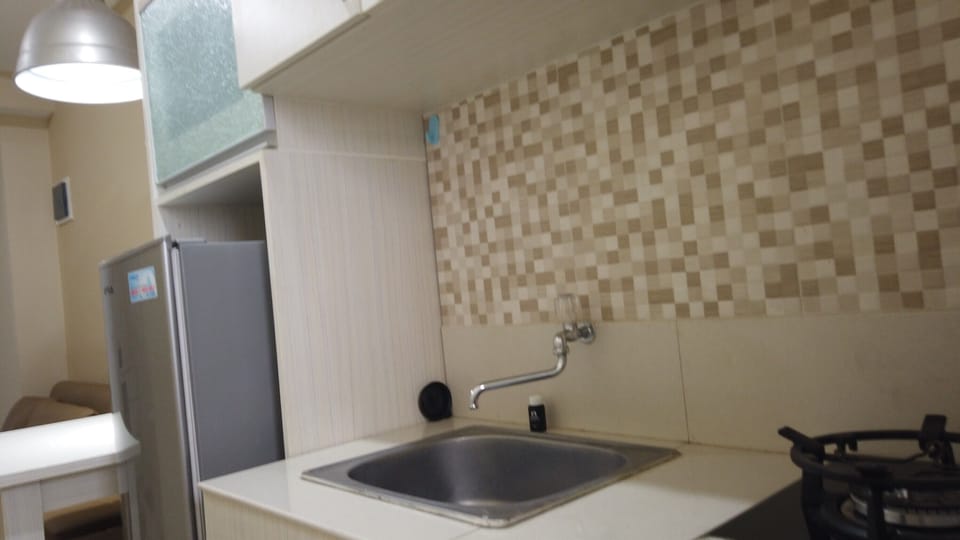 Room | Private kitchenette | Fridge, stovetop, cookware/dishes/utensils