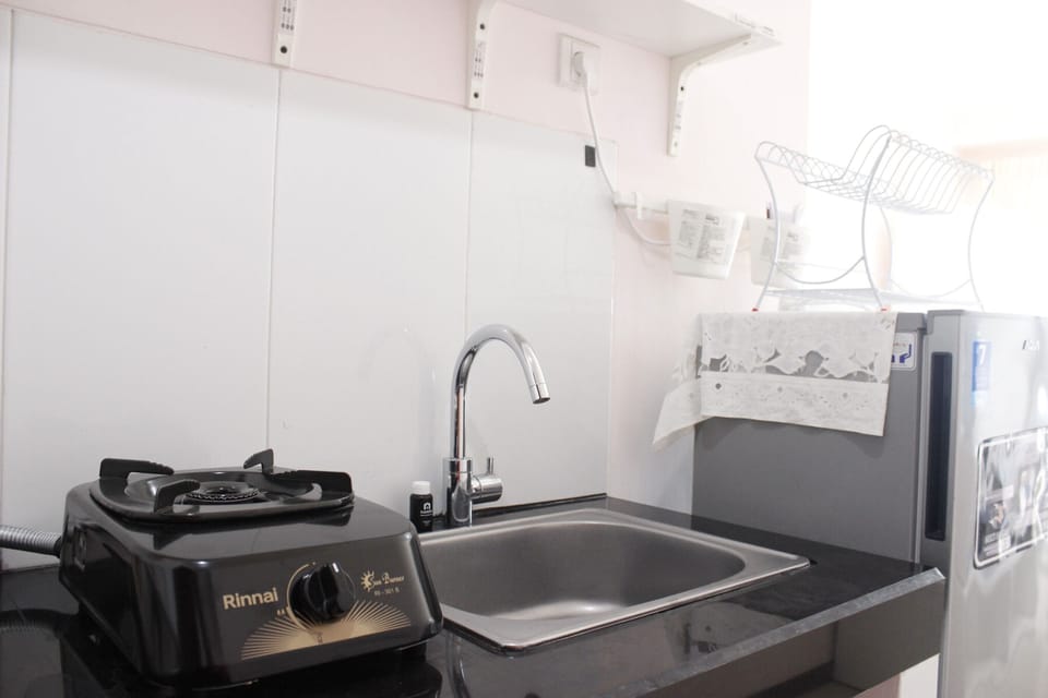 Room | Private kitchenette | Fridge, stovetop, cookware/dishes/utensils