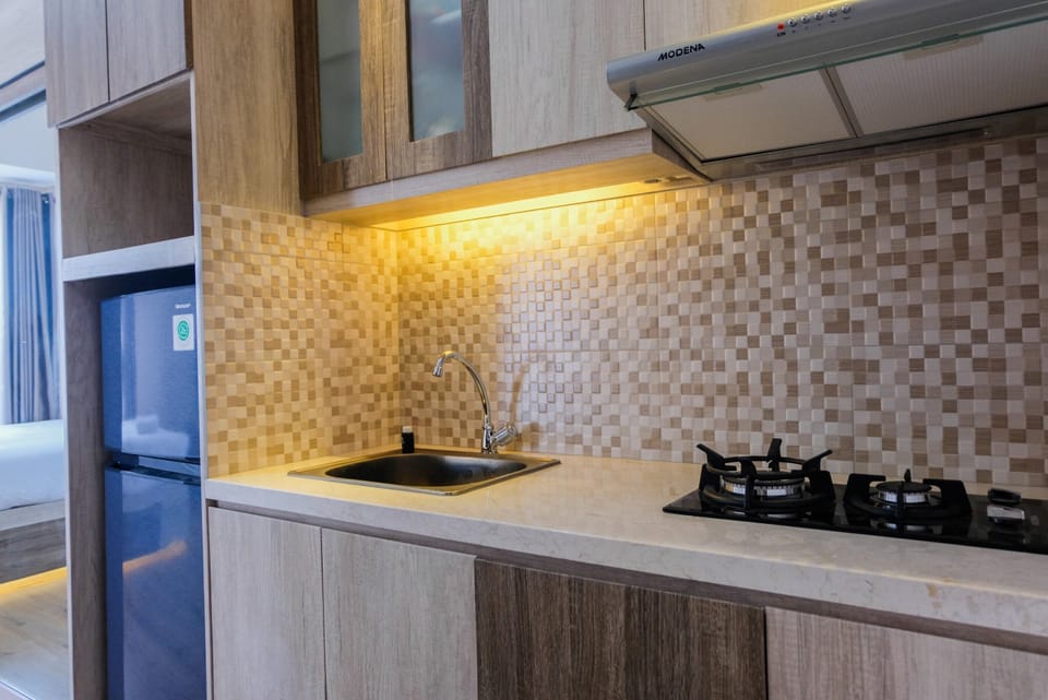 Room | Private kitchenette | Fridge, stovetop, cookware/dishes/utensils