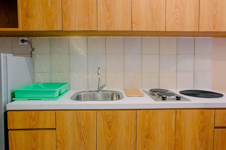 Room | Private kitchenette | Fridge, stovetop, cookware/dishes/utensils