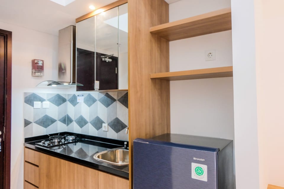 Room | Private kitchenette | Fridge, stovetop, cookware/dishes/utensils
