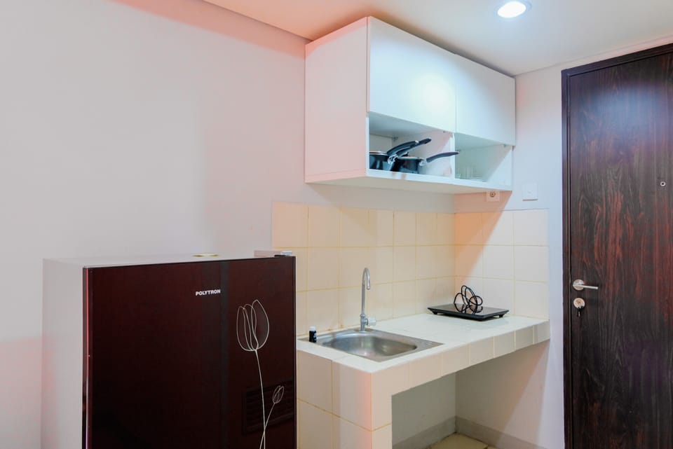 Room | Private kitchenette | Fridge, stovetop, cookware/dishes/utensils