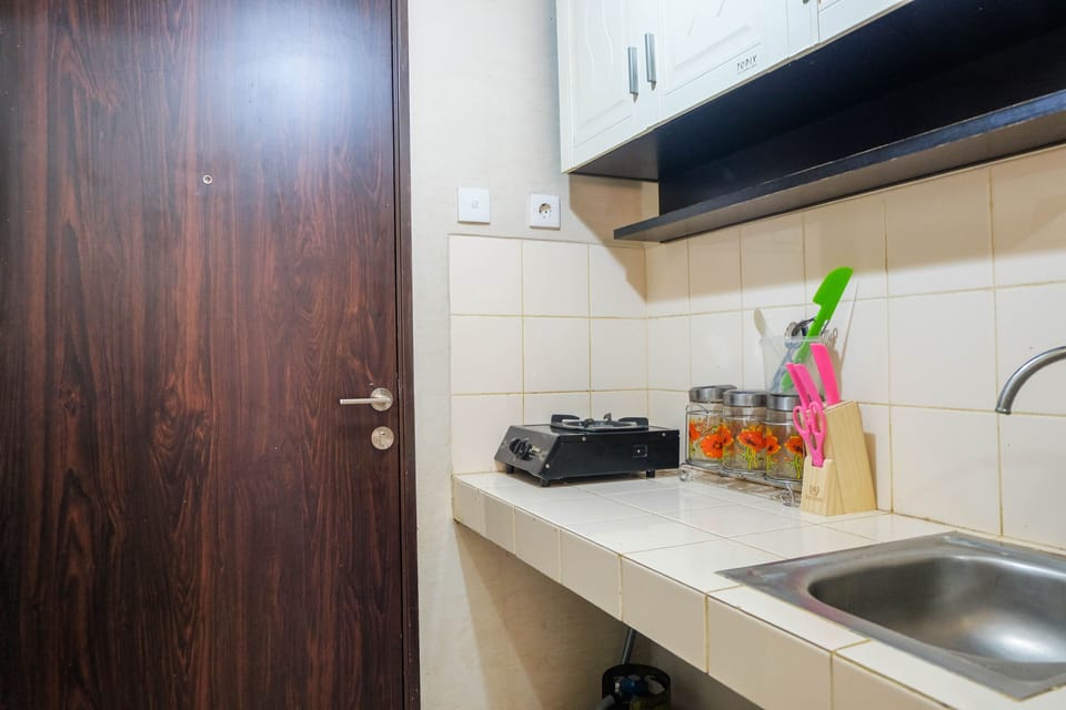 Room | Private kitchenette | Fridge, stovetop, cookware/dishes/utensils