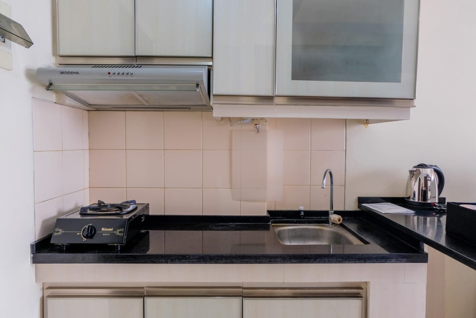 Room | Private kitchenette | Fridge, stovetop, cookware/dishes/utensils