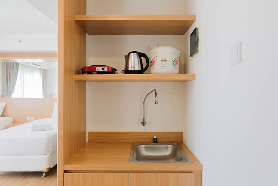 Room | Private kitchenette | Fridge, stovetop, electric kettle, cookware/dishes/utensils