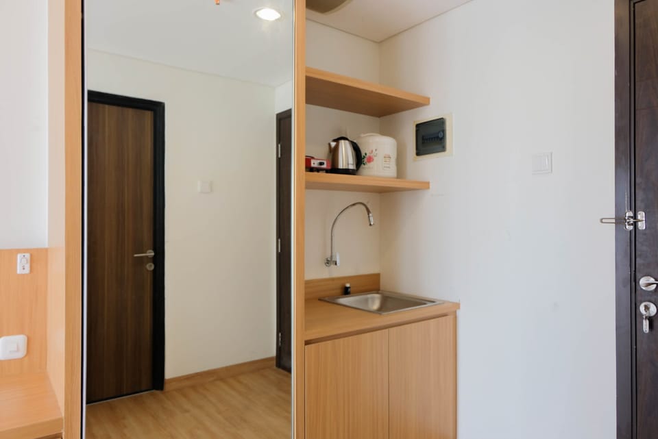 Room | Private kitchenette | Fridge, stovetop, electric kettle, cookware/dishes/utensils
