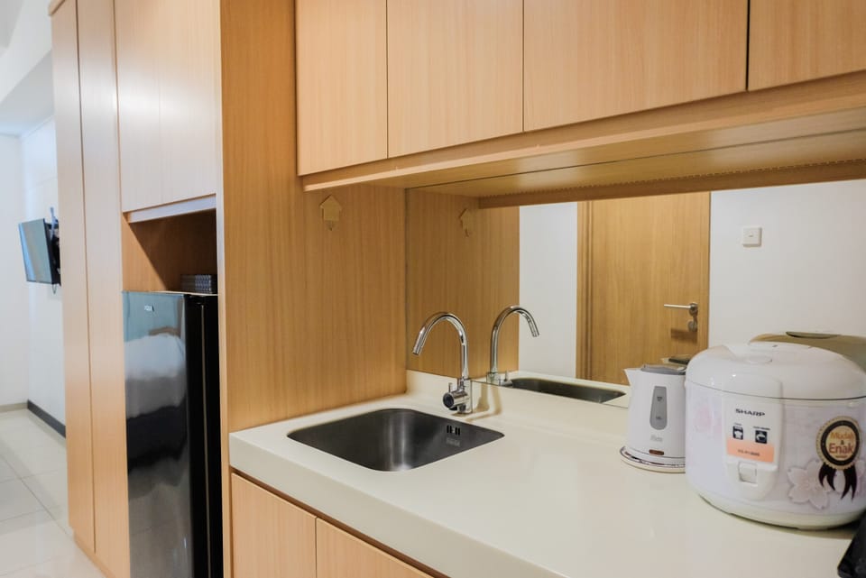 Room | Private kitchenette | Fridge, stovetop, cookware/dishes/utensils