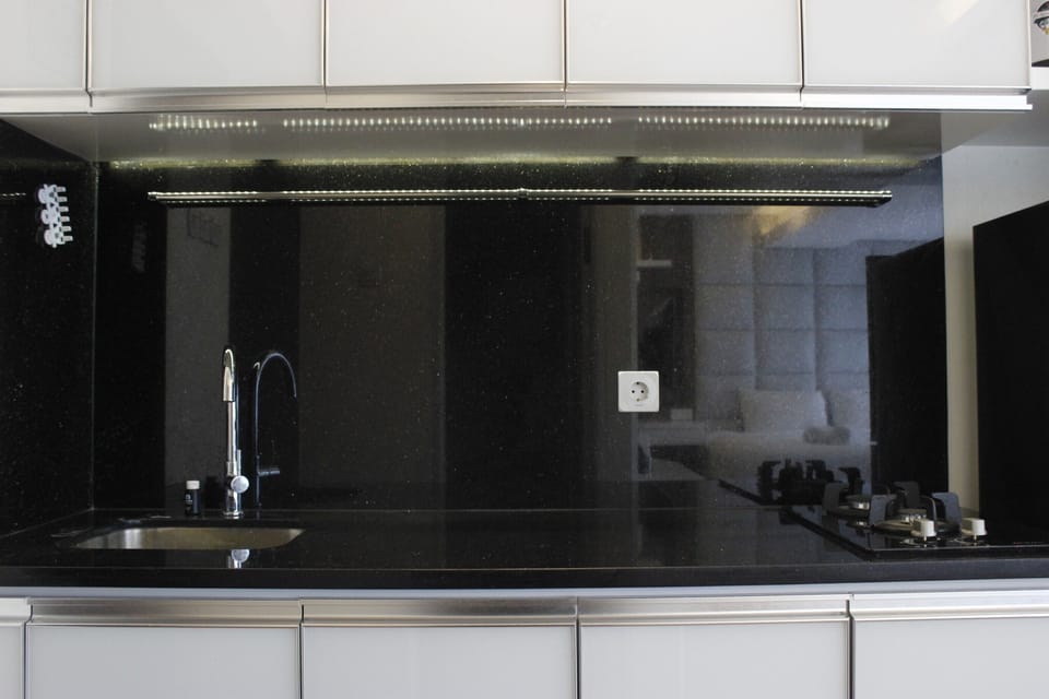 Room | Private kitchenette | Fridge, stovetop, electric kettle, cookware/dishes/utensils