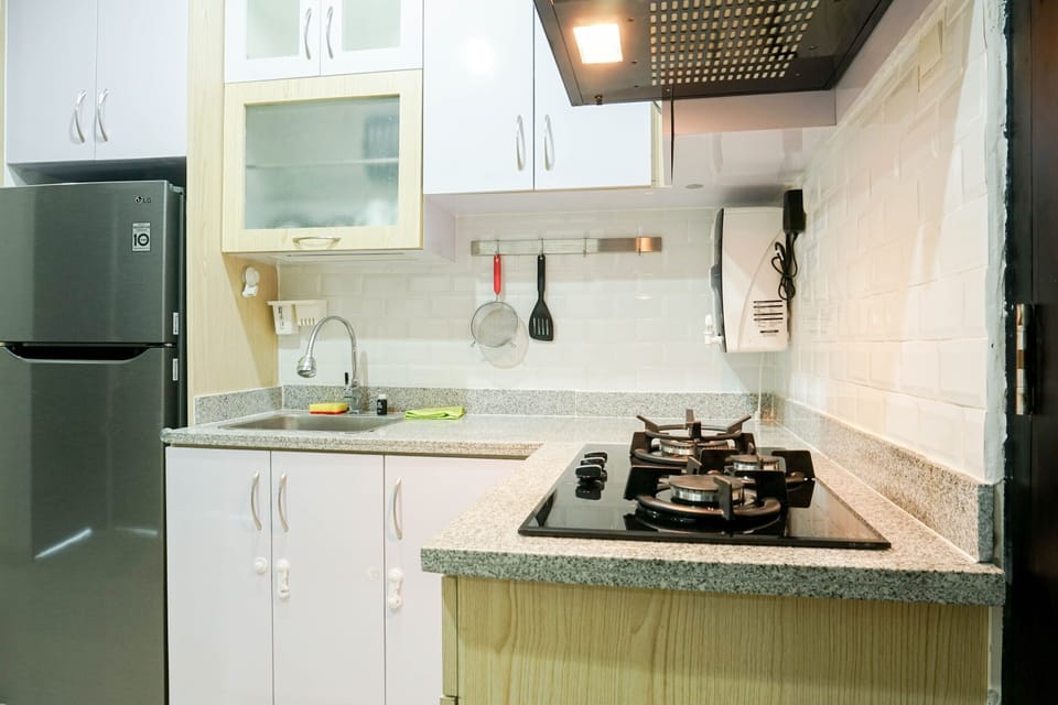 Room | Private kitchen | Fridge, stovetop, cookware/dishes/utensils