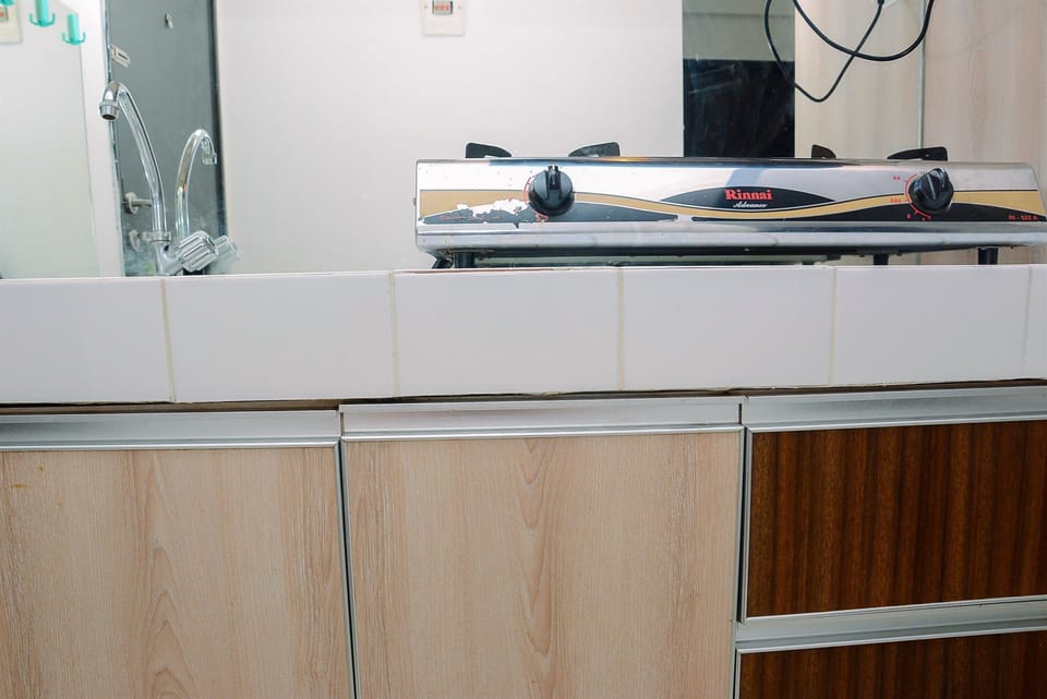 Room | Private kitchenette | Fridge, stovetop, cookware/dishes/utensils