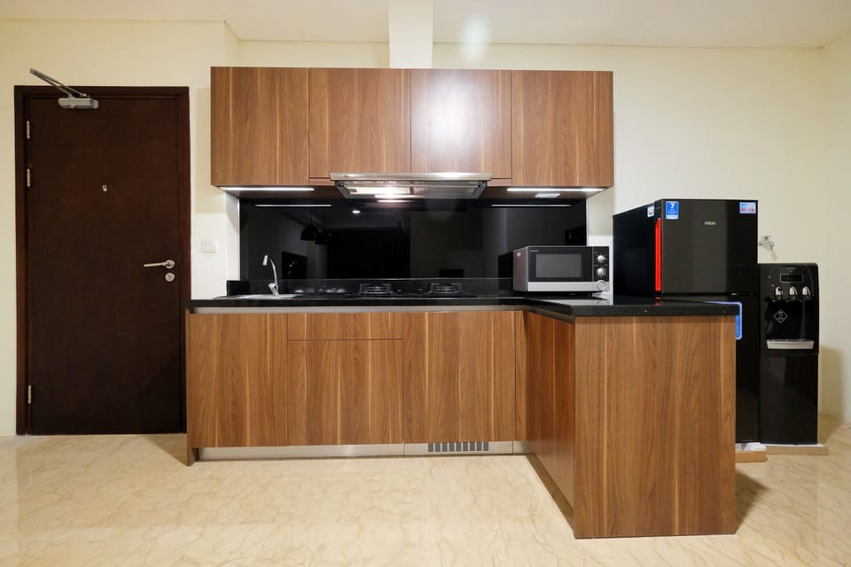 Room | Private kitchenette | Fridge, microwave, stovetop, cookware/dishes/utensils