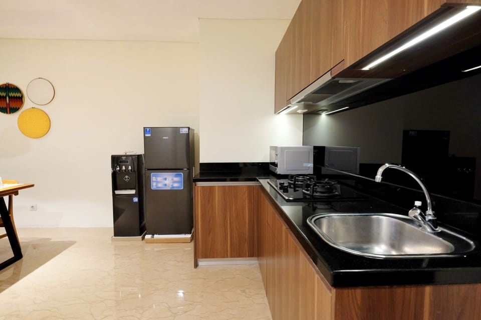Room | Private kitchen | Fridge, microwave, stovetop, cookware/dishes/utensils