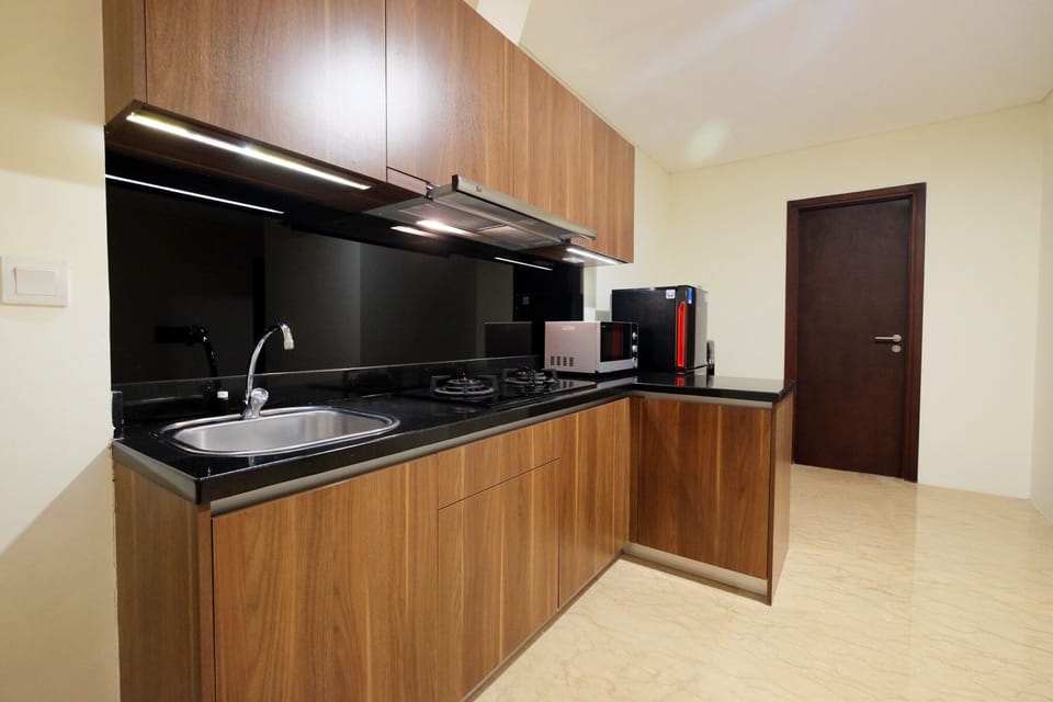 Room | Private kitchenette | Fridge, microwave, stovetop, cookware/dishes/utensils