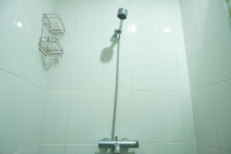 Room | Bathroom | Shower, towels, toilet paper