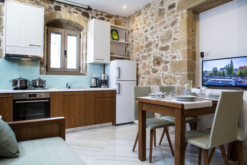 Full-size fridge, oven, stovetop, coffee/tea maker