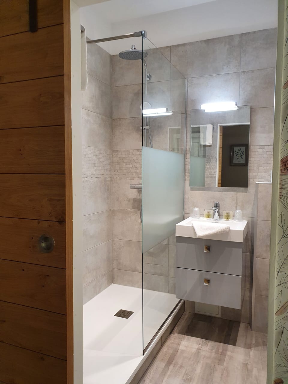 Classic Room | Bathroom | Combined shower/tub, free toiletries, hair dryer, towels