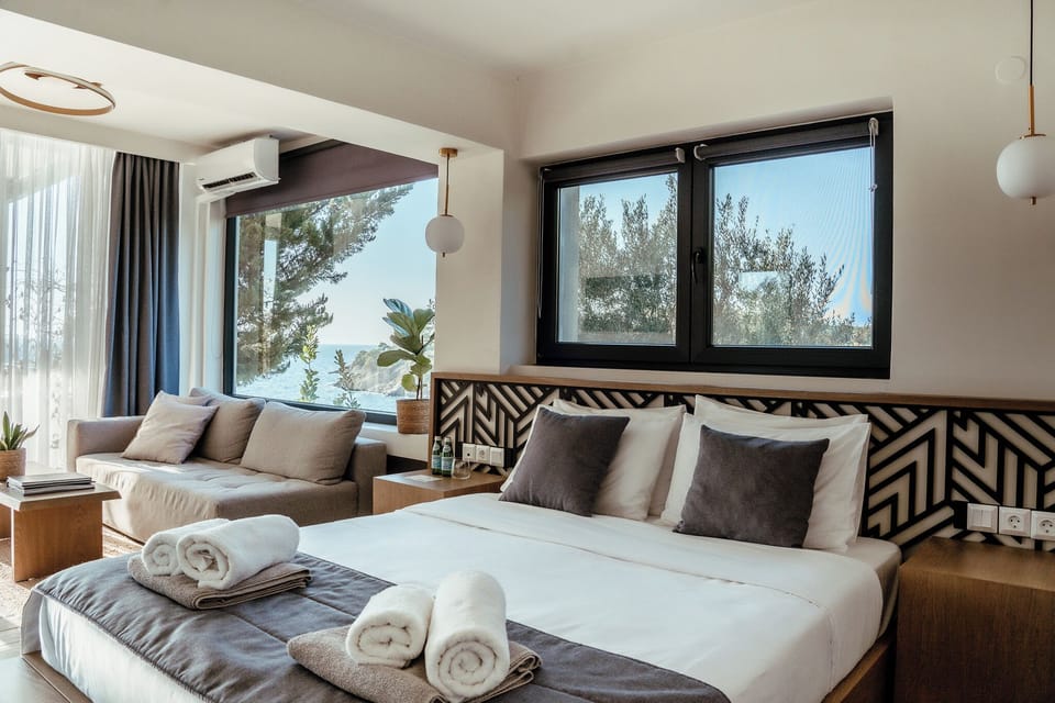 Elegant Suite with Sea View and Hot tub | In-room safe, desk, soundproofing, free WiFi
