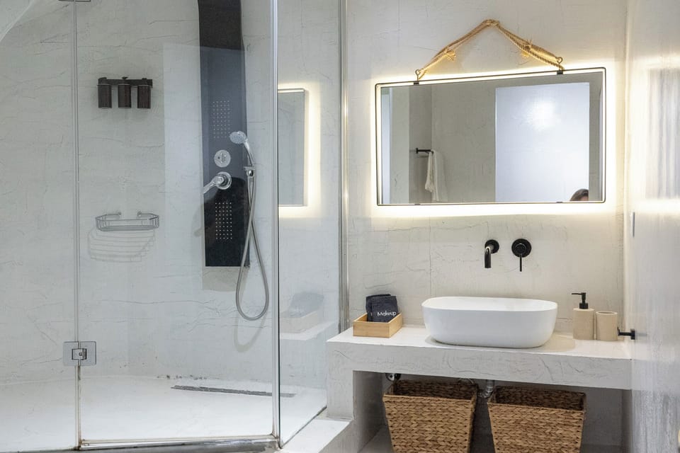 Standard Double No Balcony | Bathroom | Shower, free toiletries, hair dryer, towels