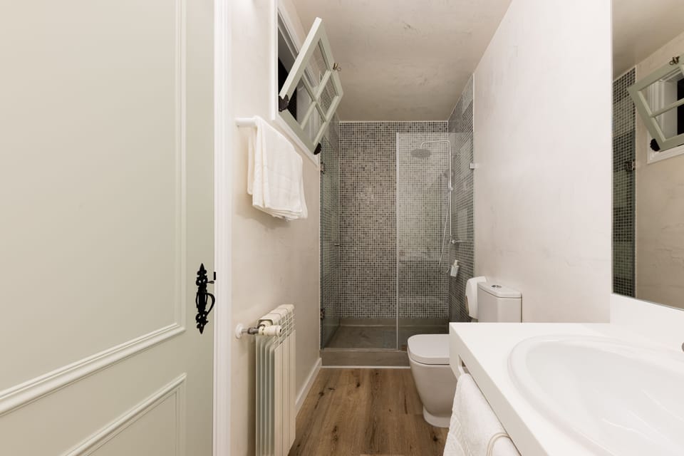 Triple Room | Bathroom | Towels, shampoo, toilet paper