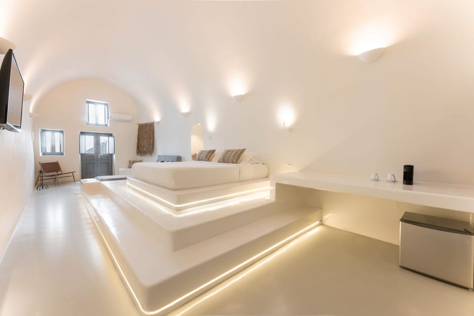 Grand Suite - Private Terrace (Outdoor Hot Tub - Caldera View) | Minibar, in-room safe, individually decorated, individually furnished
