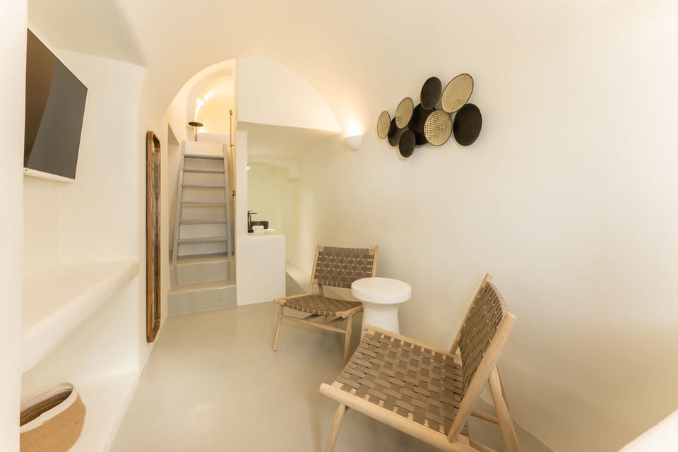 Petite Cave Suite (Outdoor Hot Tub - Caldera View) | Minibar, in-room safe, individually decorated, individually furnished
