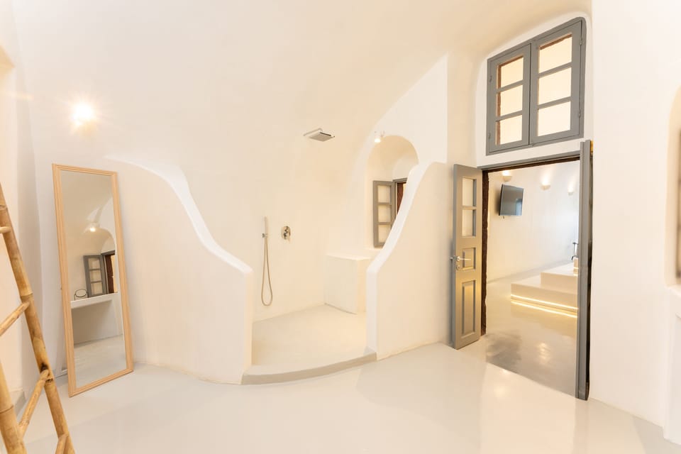 Grand Suite - Private Terrace (Outdoor Hot Tub - Caldera View) | Bathroom | Shower, free toiletries, bathrobes, slippers