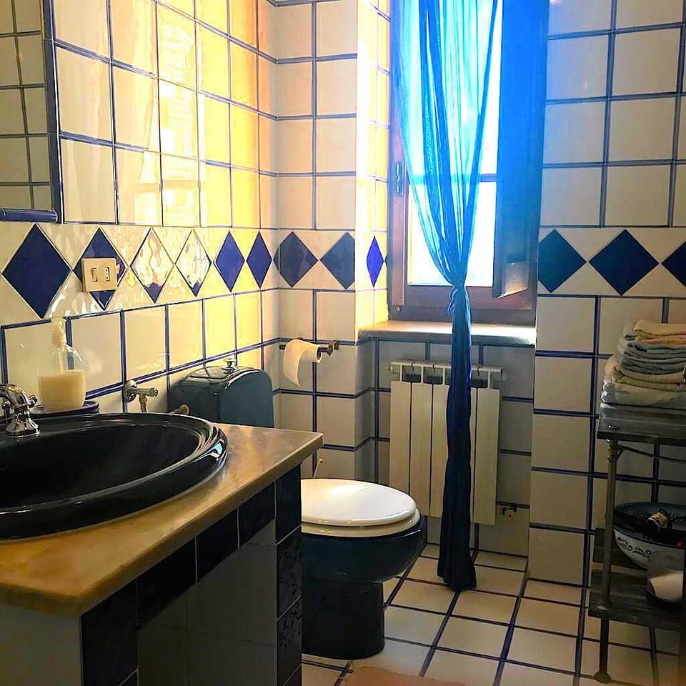 Family Room (Blu) | Bathroom | Bidet, towels, toilet paper
